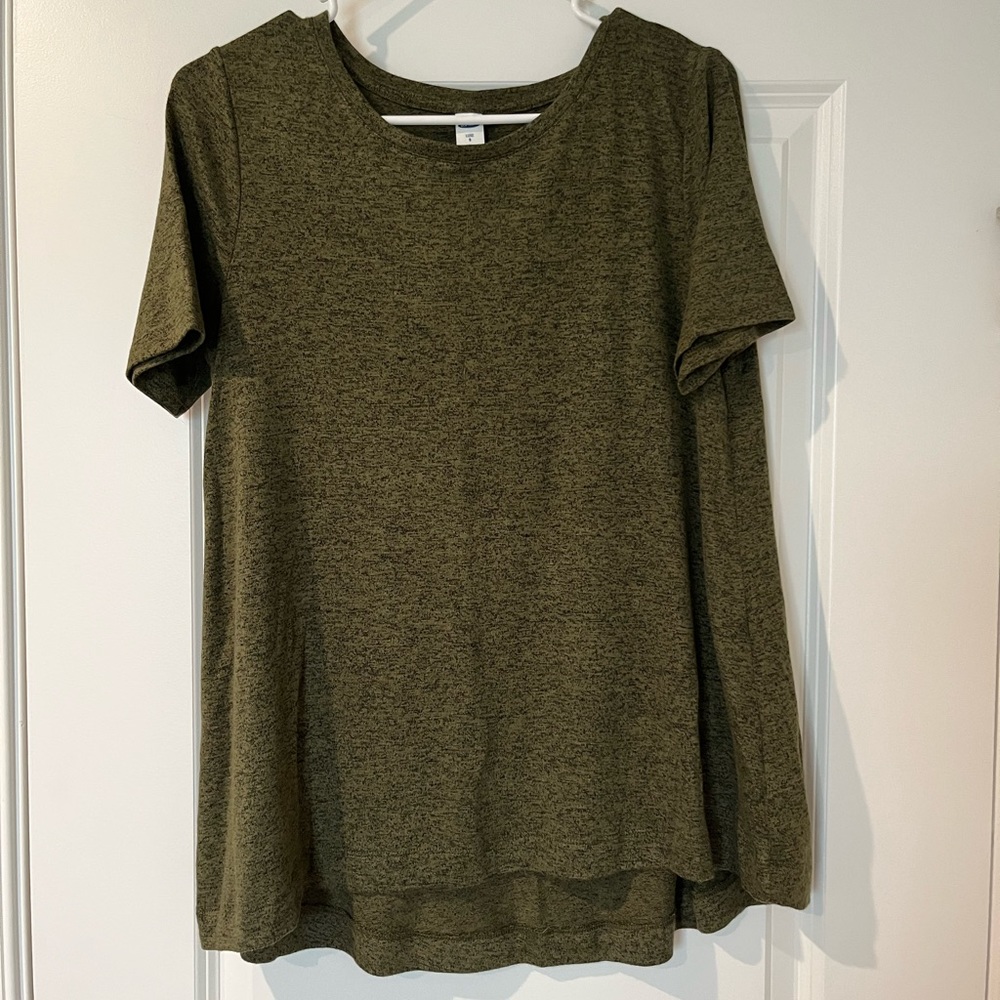 Old Navy olive/dark green tee shirt. Size small